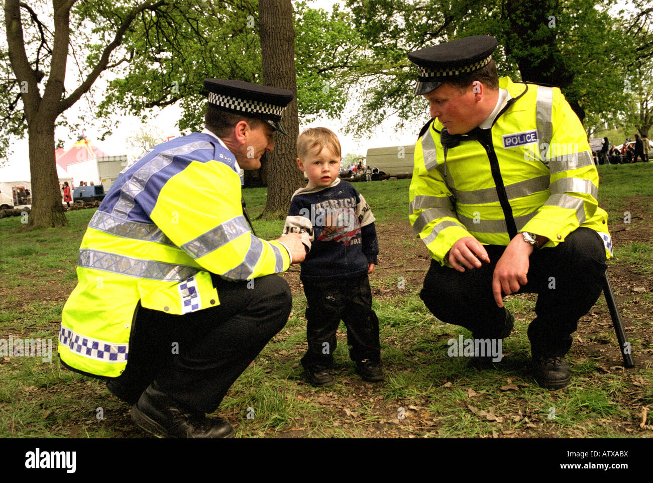 Polizisten helfen, ein verlorenes Kind, seine Eltern bei einem Festival in Süd-London zu finden. Stockfoto