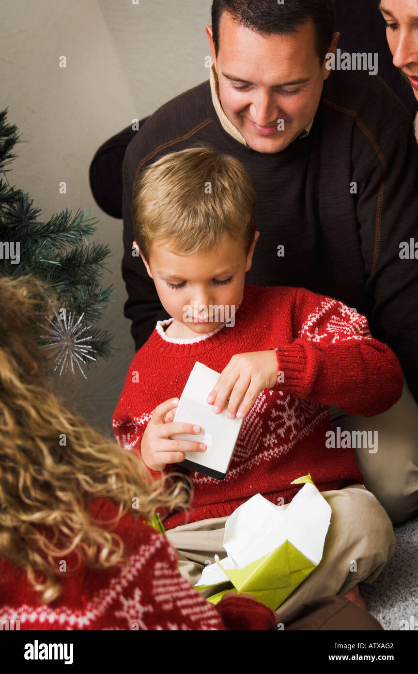 Familie Weihnachtsgeschenke zu öffnen Stockfoto