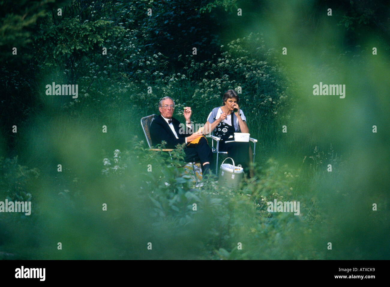 Ein paar Picknick auf dem Gelände in der Pause an der berühmten Glyndebourne Opera in Sussex England Stockfoto