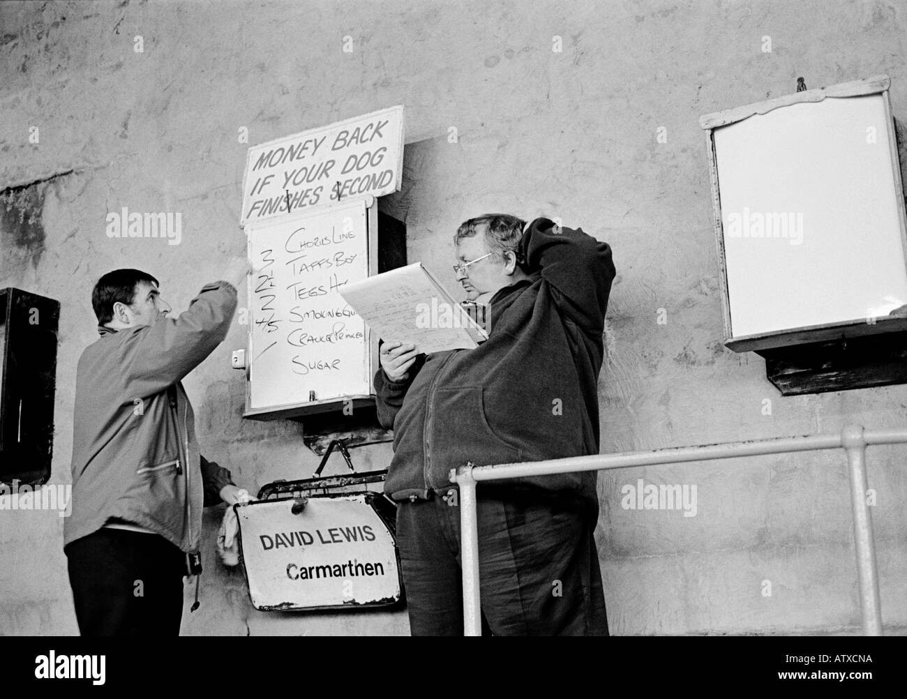 SWANSEA Buchmacher die Wetten bei den kleinen Swansea Greyhound Dog Racing track in Süd-Wales auf 22. Juli 1999 Stockfoto