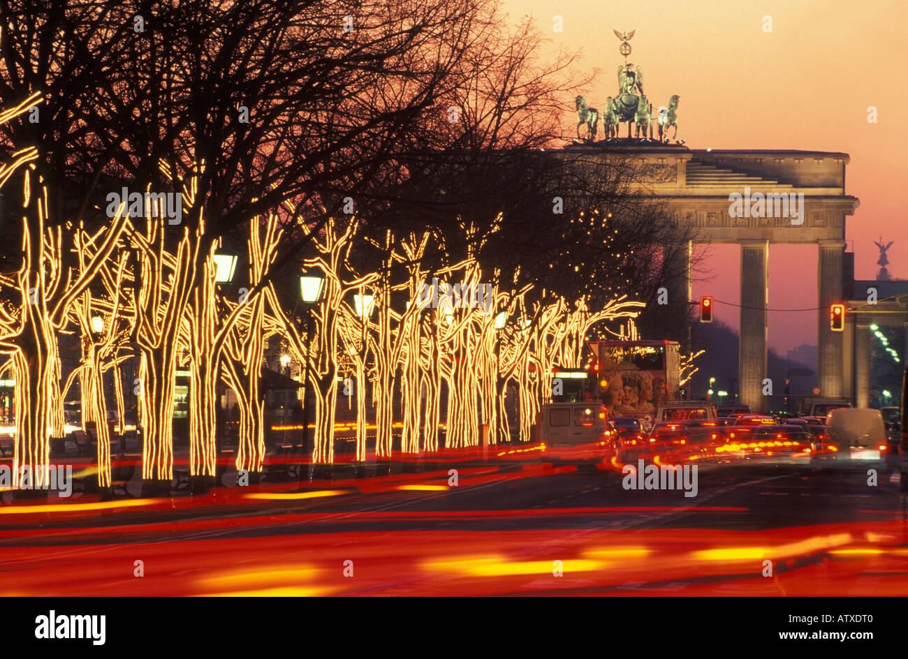 Berlin. Unter Den Linden und Brandenburger Tor mit Weihnachtsbeleuchtung. Stockfoto