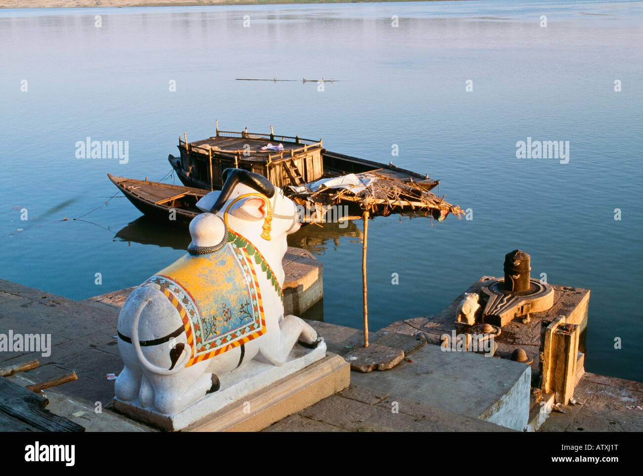 Hindu-Schrein von Nandi an den Ufern des Flusses Ganges, Varanasi, Indien Stockfoto