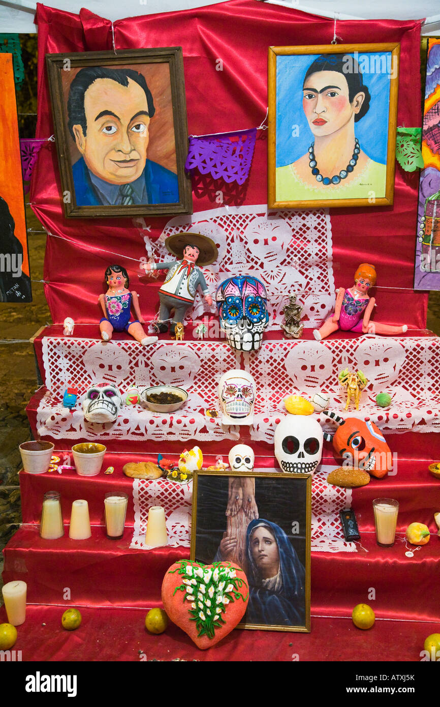 Mexiko Guanajuato Schädel und Kerzen am Altar für Tag der toten Feier Zeichnungen von Diego Rivera und Frida Kahlo Stockfoto