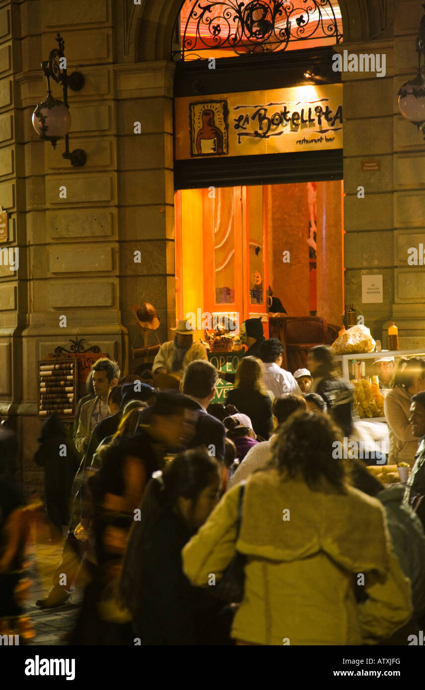 Mexiko Guanajuato Leute auf der Straße in der Nacht vor Eingang über Jardin De La Union Bar voll Nachtleben Stockfoto