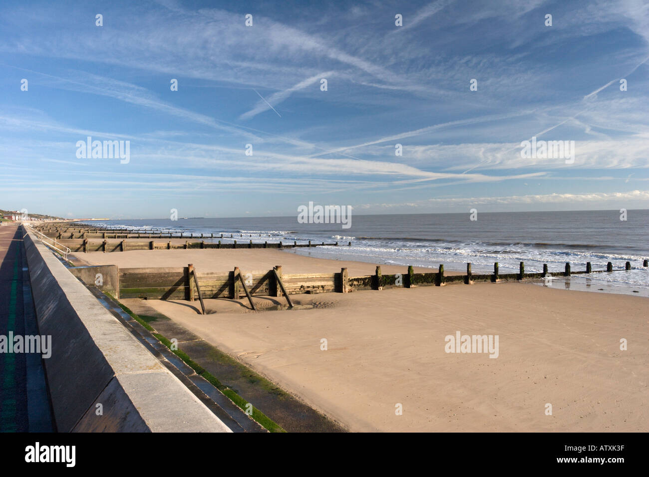 Frinton am Meeresstrand mit Buhnen, Schutz vor Sand erosion Stockfoto