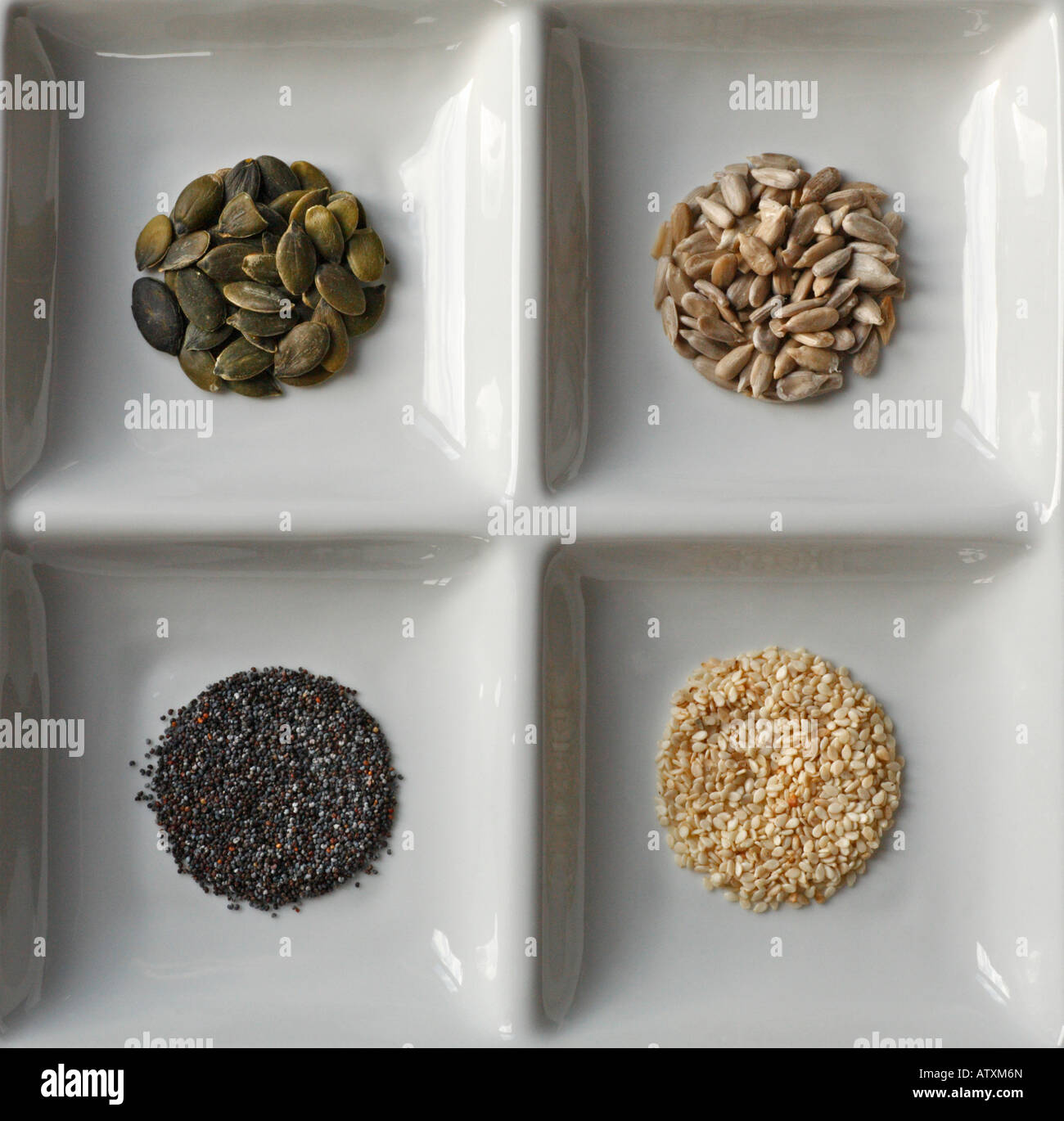 Eine Auswahl von essbaren Samen - Kürbis, Sonnenblumen, Mohn und Sesam. Stockfoto