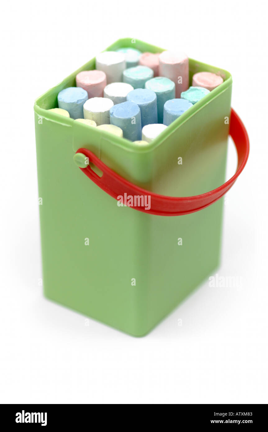 Container des Schreibens Kreiden in verschiedenen Farben auf weißem Hintergrund Stockfoto