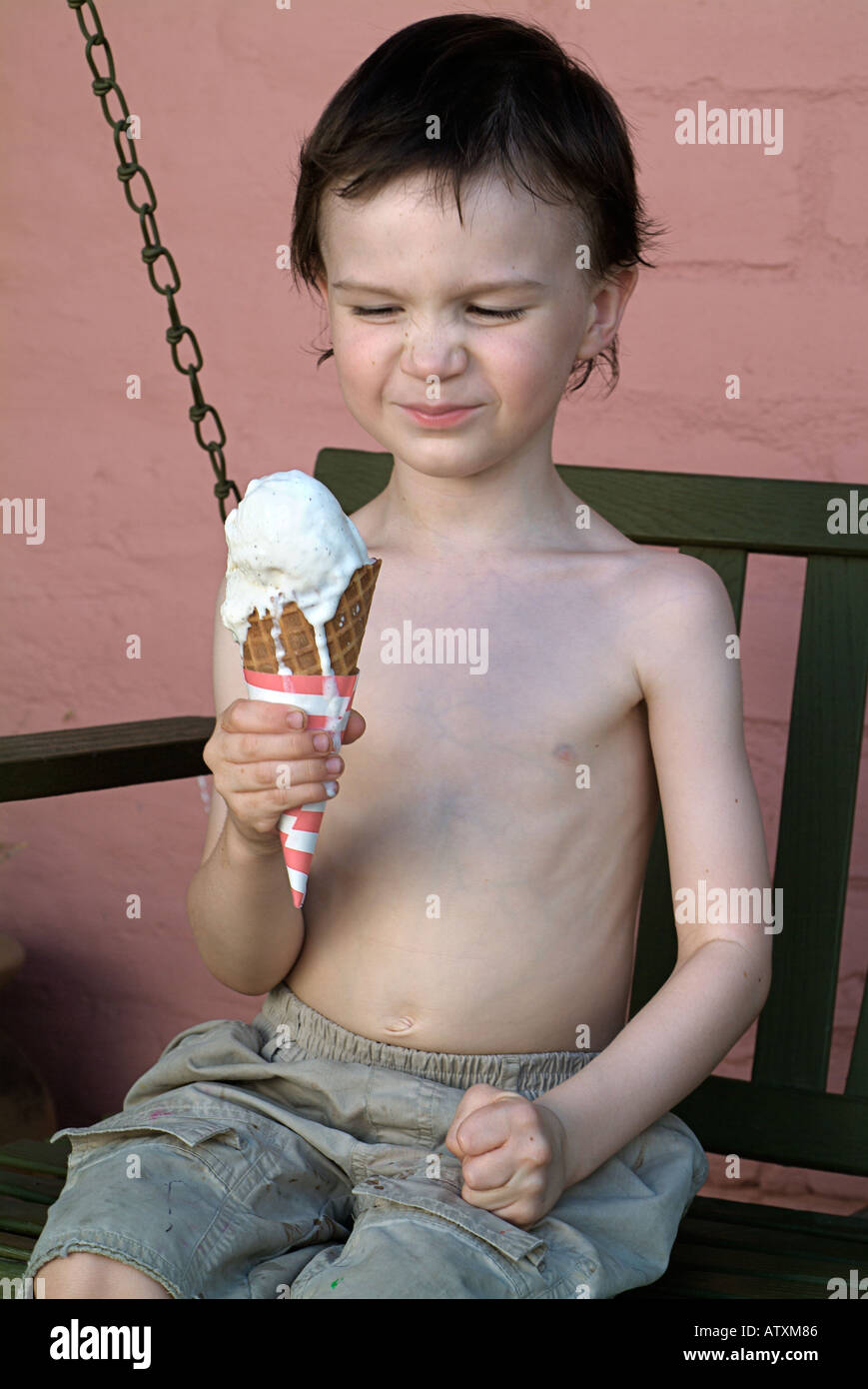 Junge mit chaotisch Eiswaffel Stockfoto