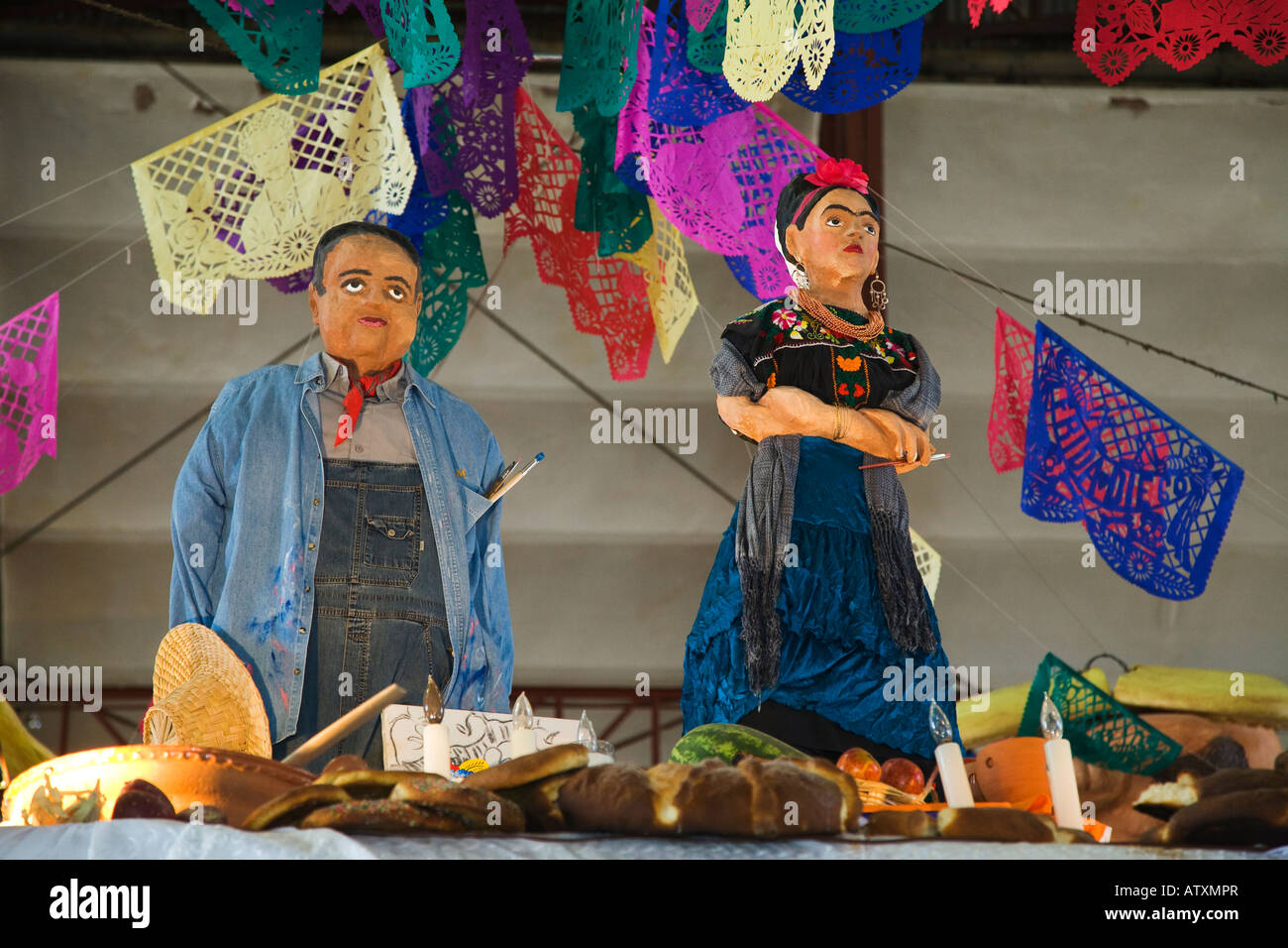 Mexiko Guanajuato Statuen von Diego Rivera und Frida Kahlo auf dem Display in Mercado Hidalgo öffentliche Hallenbad Markt farbiges Papier Flagge Stockfoto