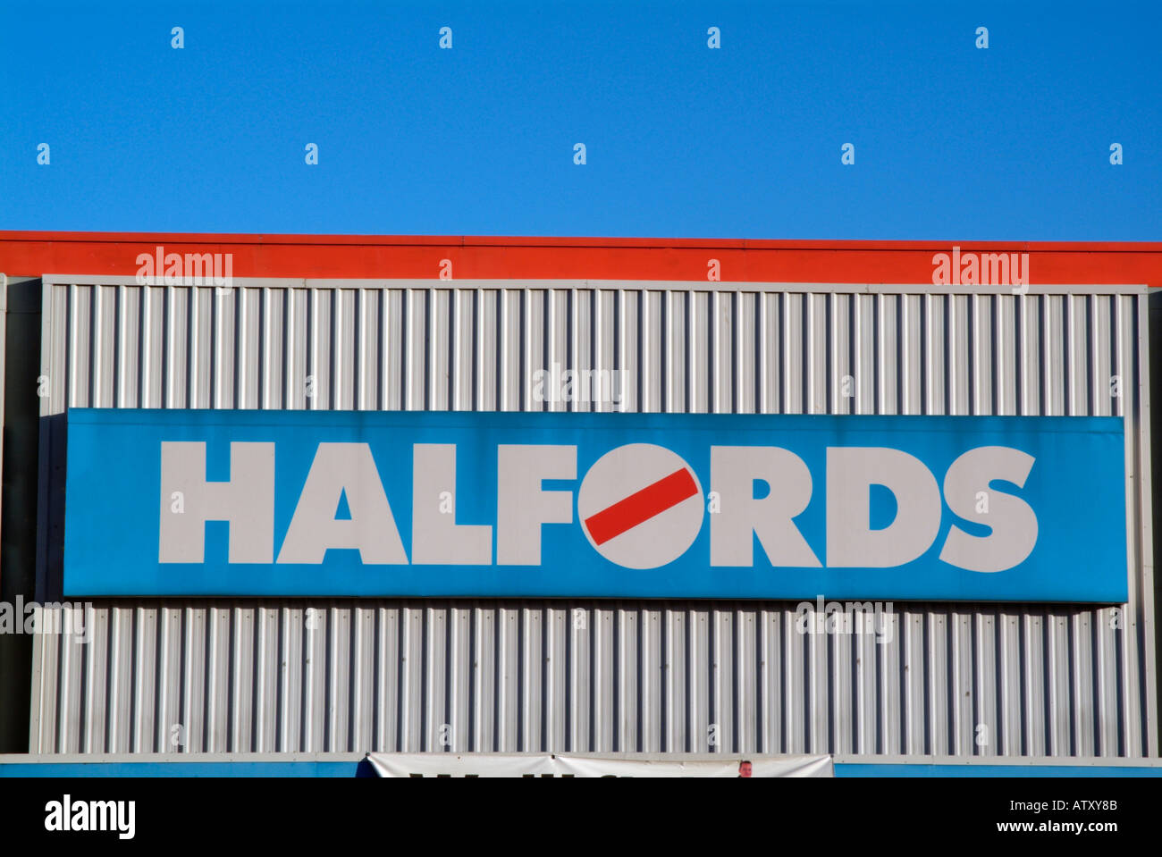 Beschriftung Halfords Lager Supercenters Einzelhandel Baumarkt Logo Rot Blau Weiss Aussen Display Zeichen Banner Stockfotografie Alamy