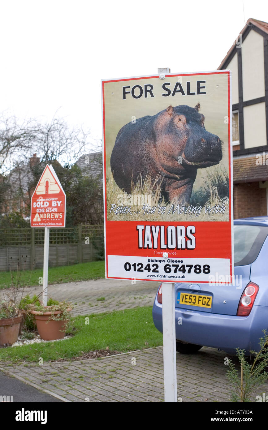 Haus für Verkaufsschild Sie entspannen bewegen sich mit Taylors Hippo Bild an Bord Cotswolds UK Stockfoto