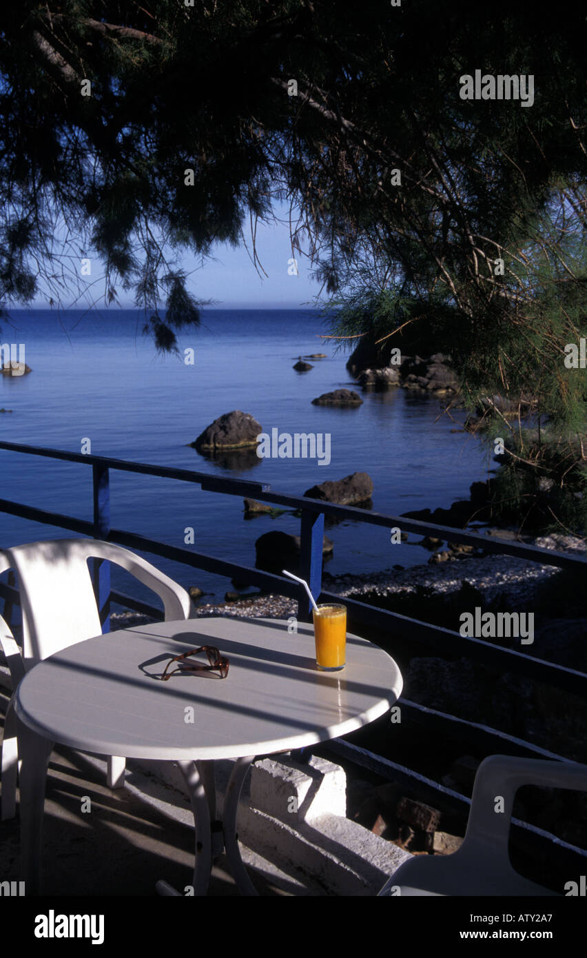 Café-Tisch mit Blick auf das Libysche Meer, Paleochora, Kreta, Griechenland Stockfoto
