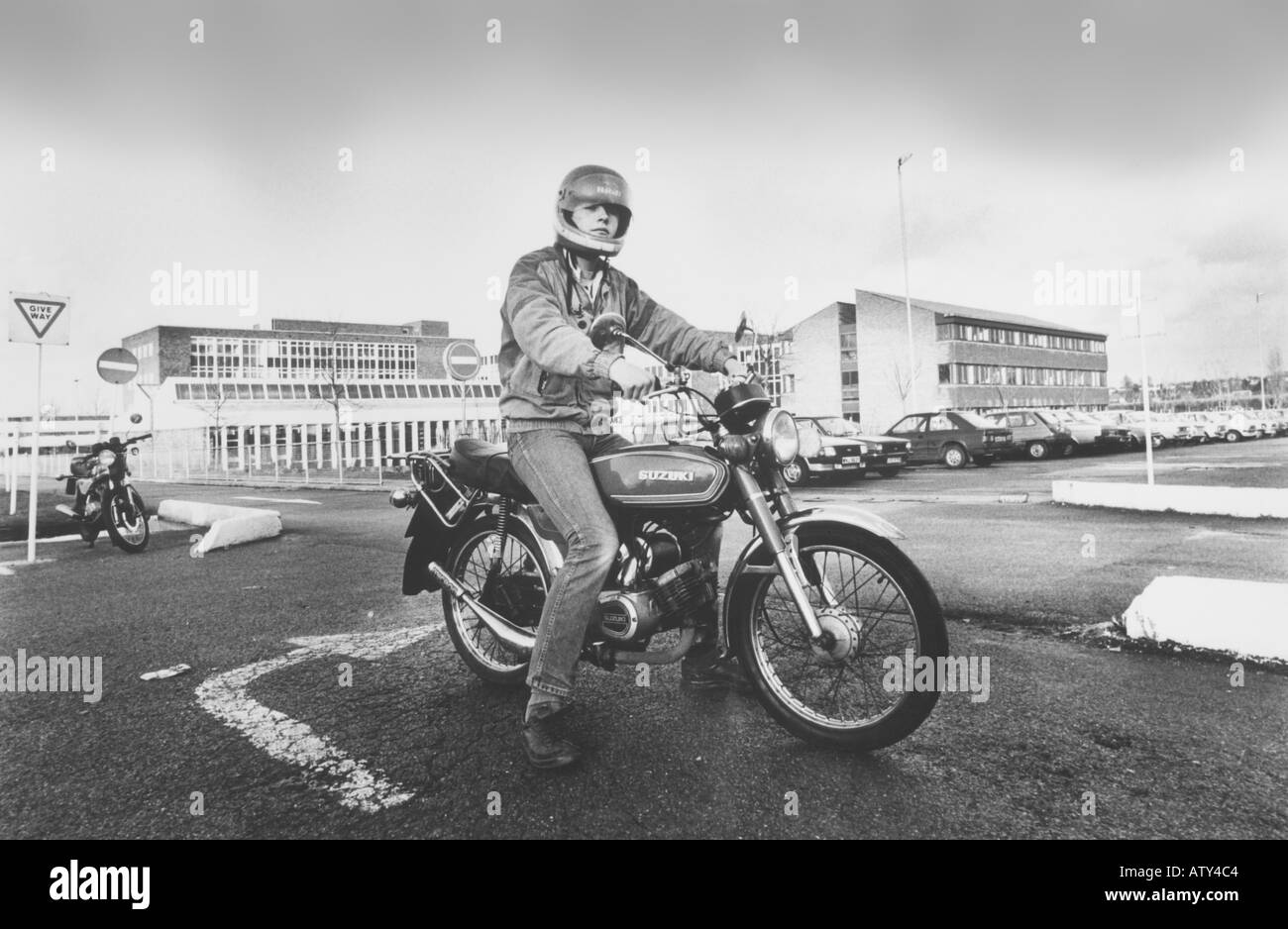 1980-Student auf Motorrad Stockfoto