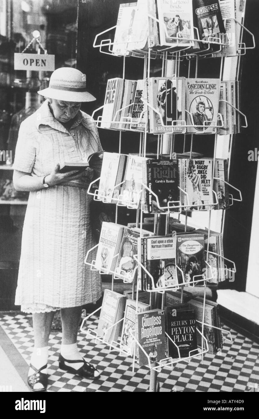 1980 alte Dame im Buch stehen Richmond Stockfoto