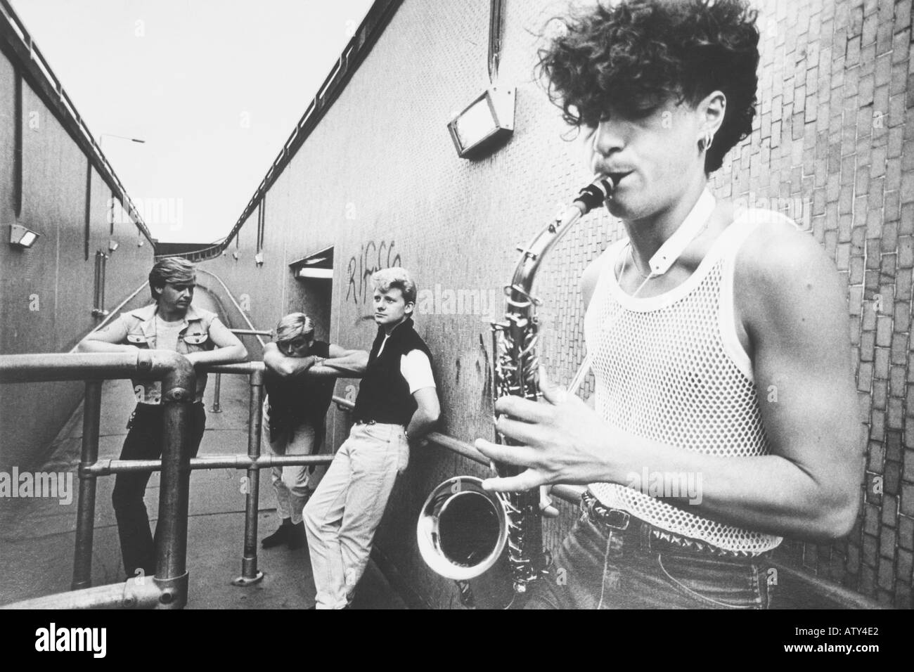 1980-jungen in der Unterführung mit Saxophon Stockfoto