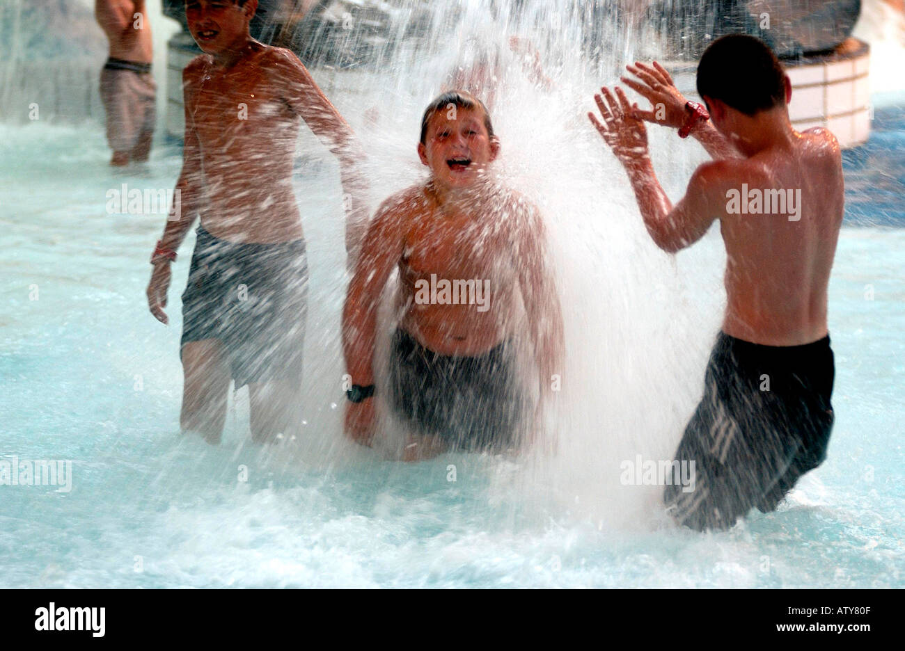 Kinder spielen im Pool im Butlins Splash Waterworld Bognor Regis Stockfoto