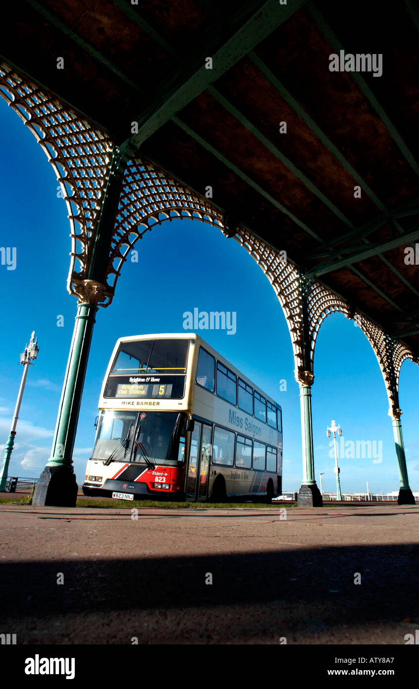 Eine traditionelle britische Doppeldecker-Bus auf den Abschlussball in Brighton Stockfoto