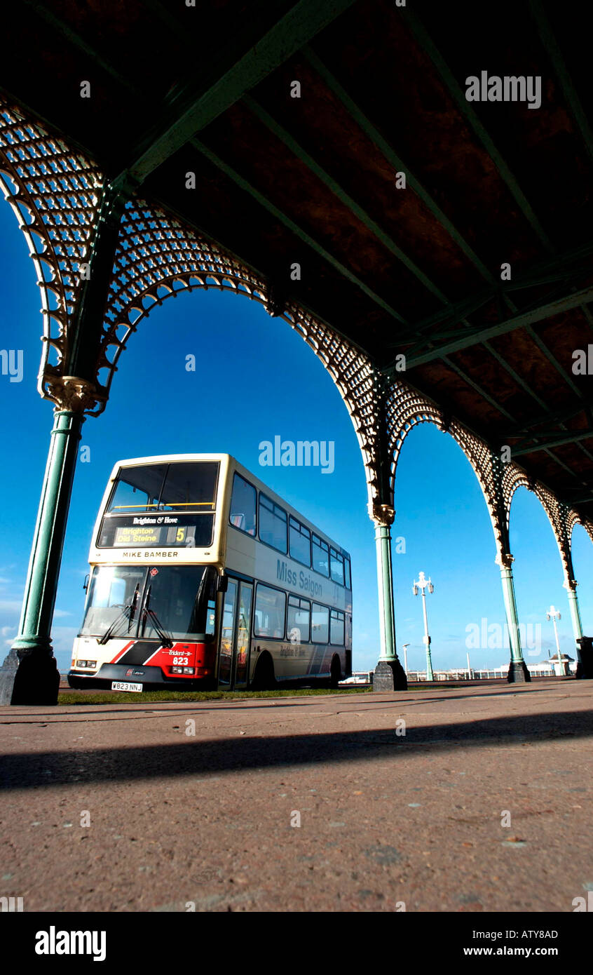 Ein Doppeldecker-Bus auf den Abschlussball in Brighton. Stockfoto