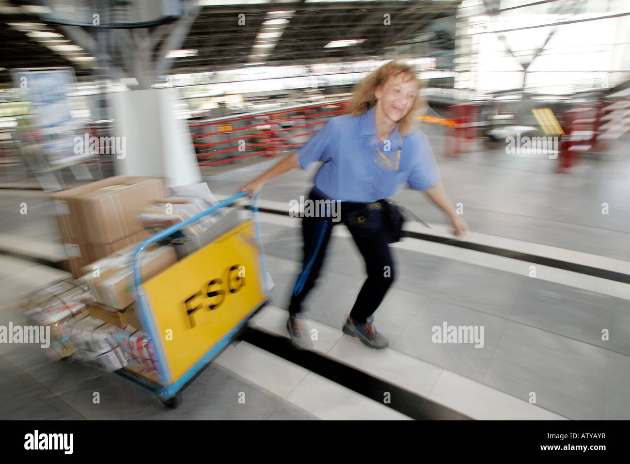 Claudia Kuhn liefert Pakete zum Flughafen Stuttgart Stockfoto