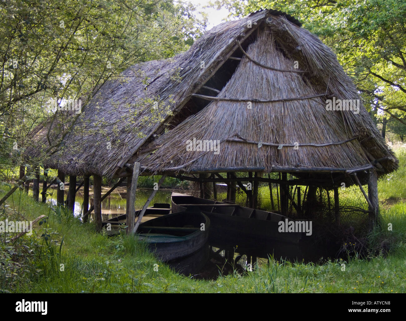 In der Nähe von Saint Lyphard Brittany France A Holz und Schilf gebaut Bootshaus am Kanal Stockfoto