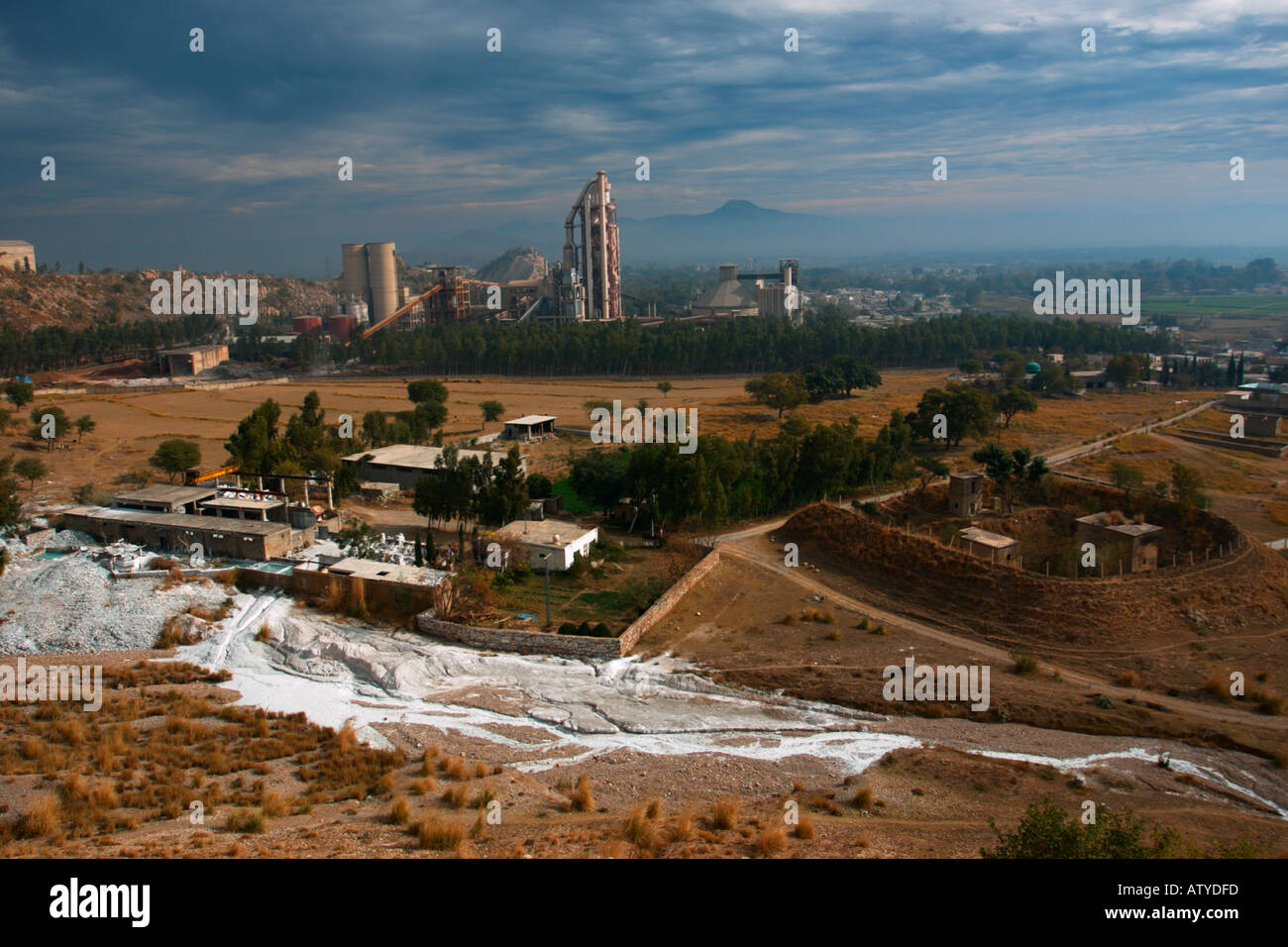 Blick über die Askari Zementfabrik Punjab Pakistan in der Nähe von Islamabad Stockfoto