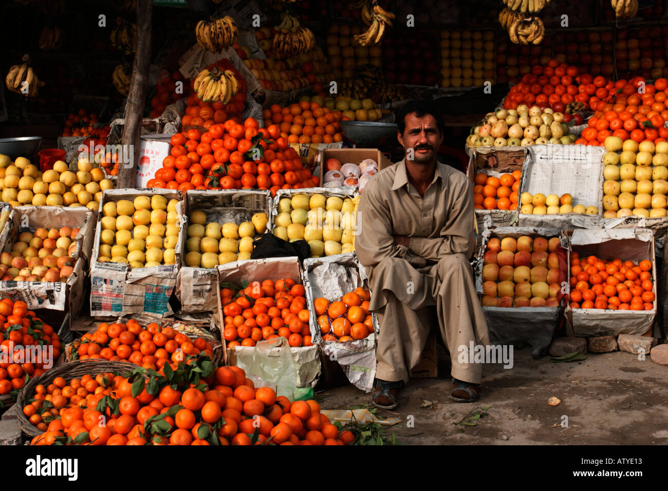 Verkauf von Orangen in Hassan Abdal Pakistan Marktstand Stockfoto