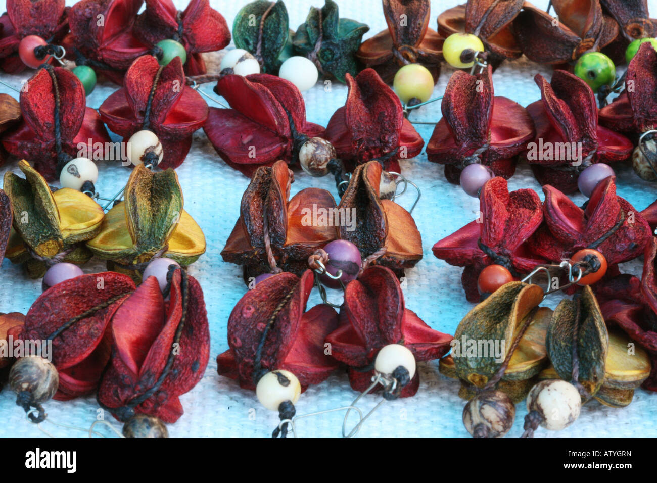 Leuchtend bunte Schmuck mit Ohrringe von Früchten und Samen in Straßenmarkt, Ipanema, Rio De Janeiro, Brasilien, Südamerika Stockfoto