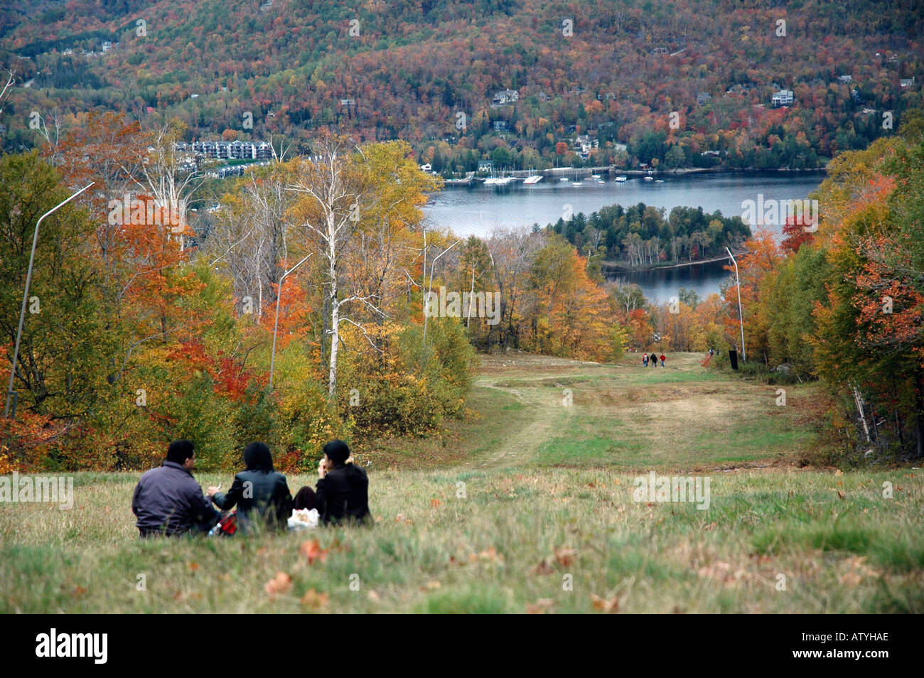 Picknick auf einer Skipiste im Herbst, Mt Tremblant, Quebec, Kanada. Stockfoto