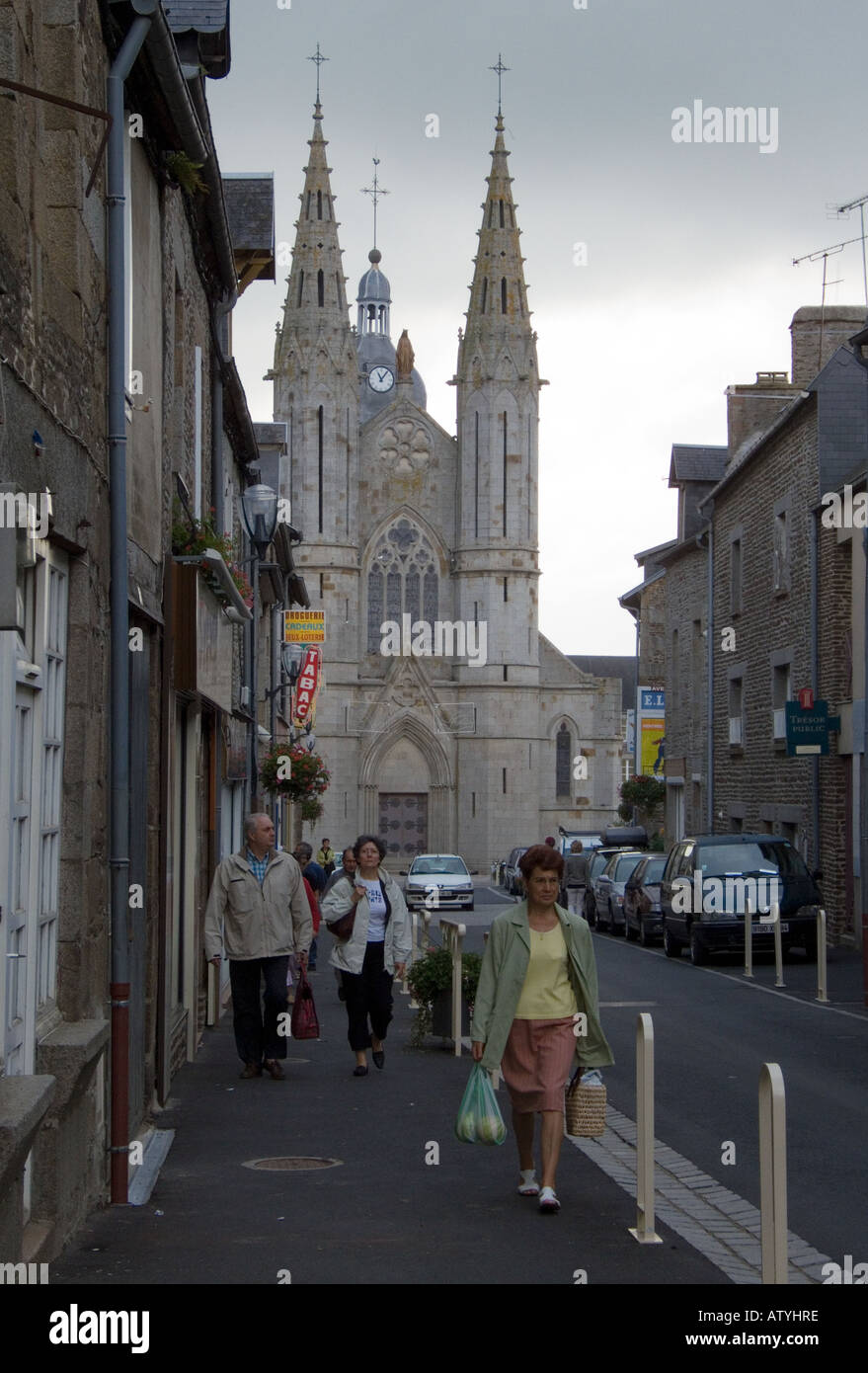 St James Normandie Frankreich A Straße in der Marktgemeinde Stockfoto