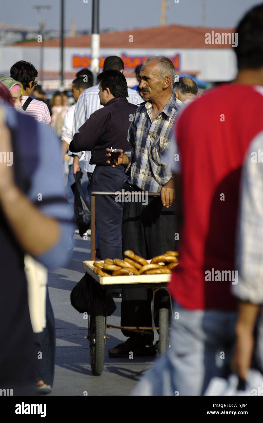 Brot Verkäufer alte Mann Kultur Masse Stall Barter Schnäppchen Essen Stockfoto
