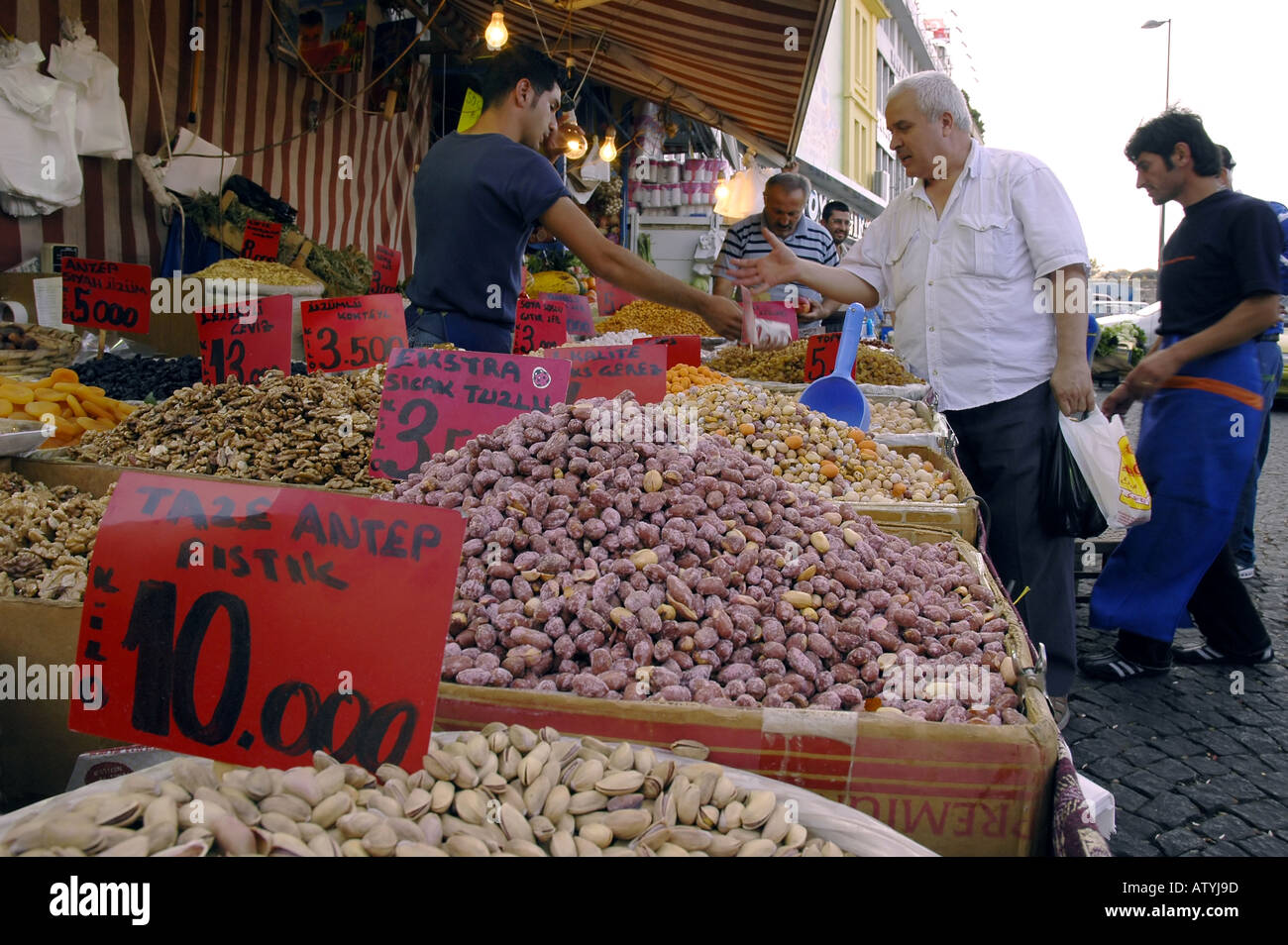 Spice Markt Muttern Pistazie Istanbul Türkei Stall Barter Schnäppchen Männer Essen Stockfoto