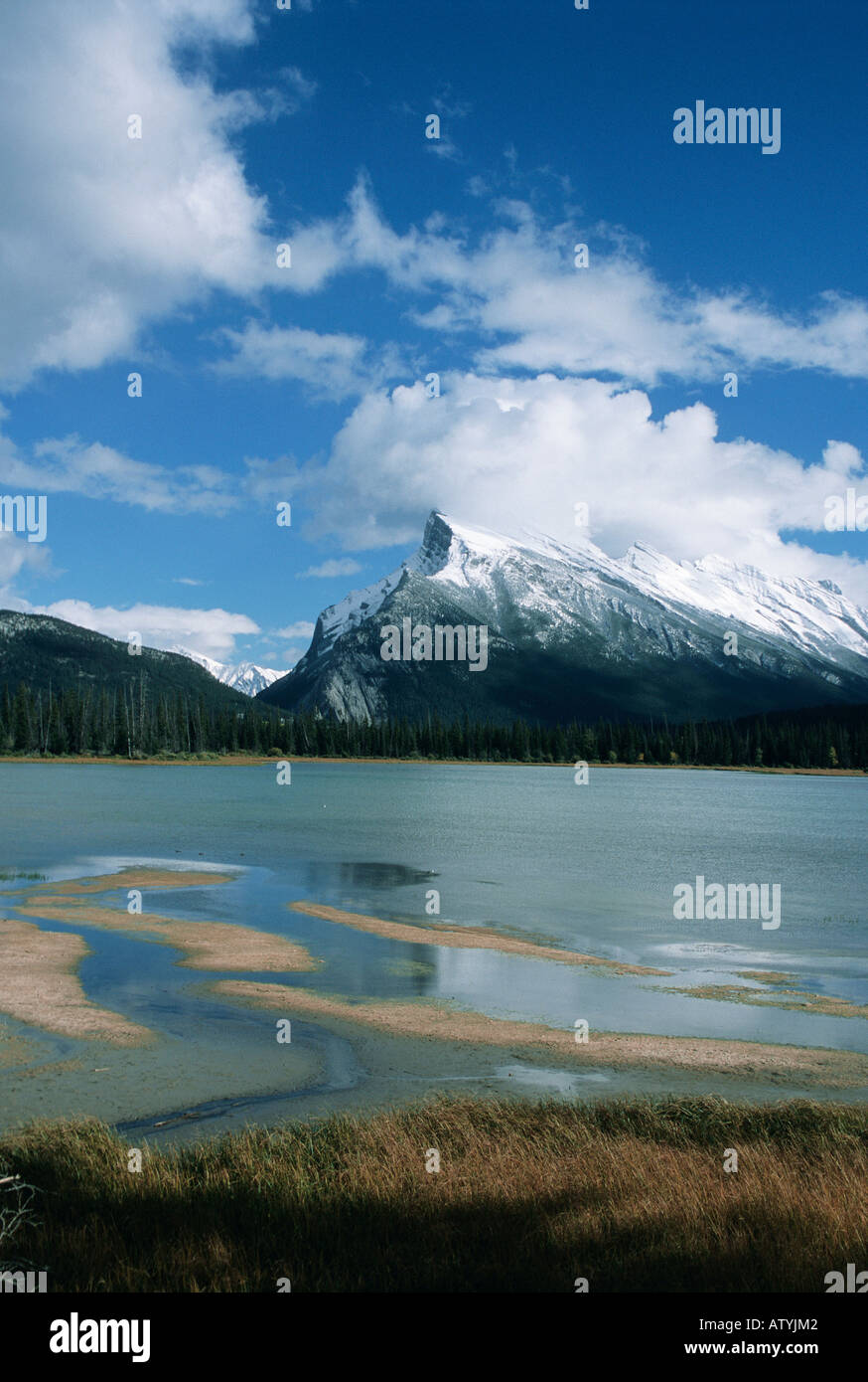 Schneebedeckten Mount Rundle betrachtet über den 3. Vermillon See im Banff National Park Stockfoto