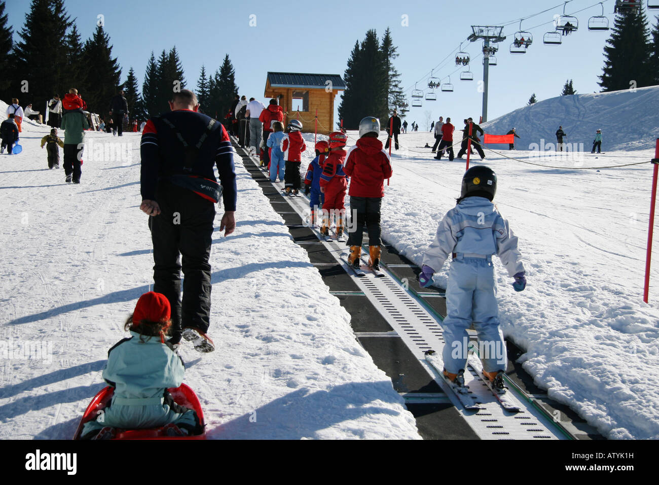 Kindergarten Hang Skifahrer in den französischen Alpen Stockfoto