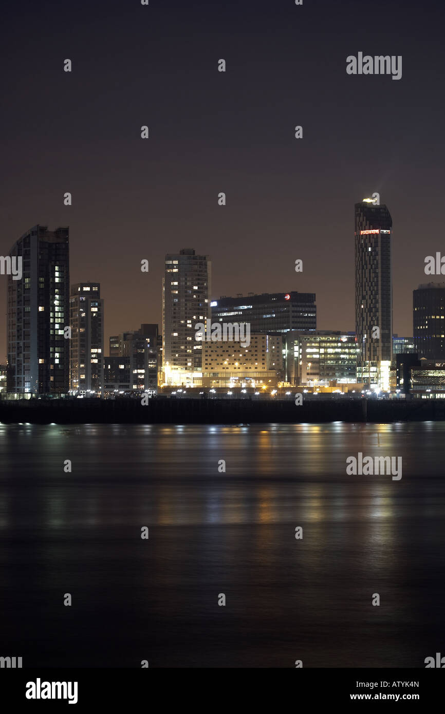 Liverpool Skyline bei Nacht gesehen hat aus über den Fluss Mersey Kulturhauptstadt Europas 2008 Stockfoto