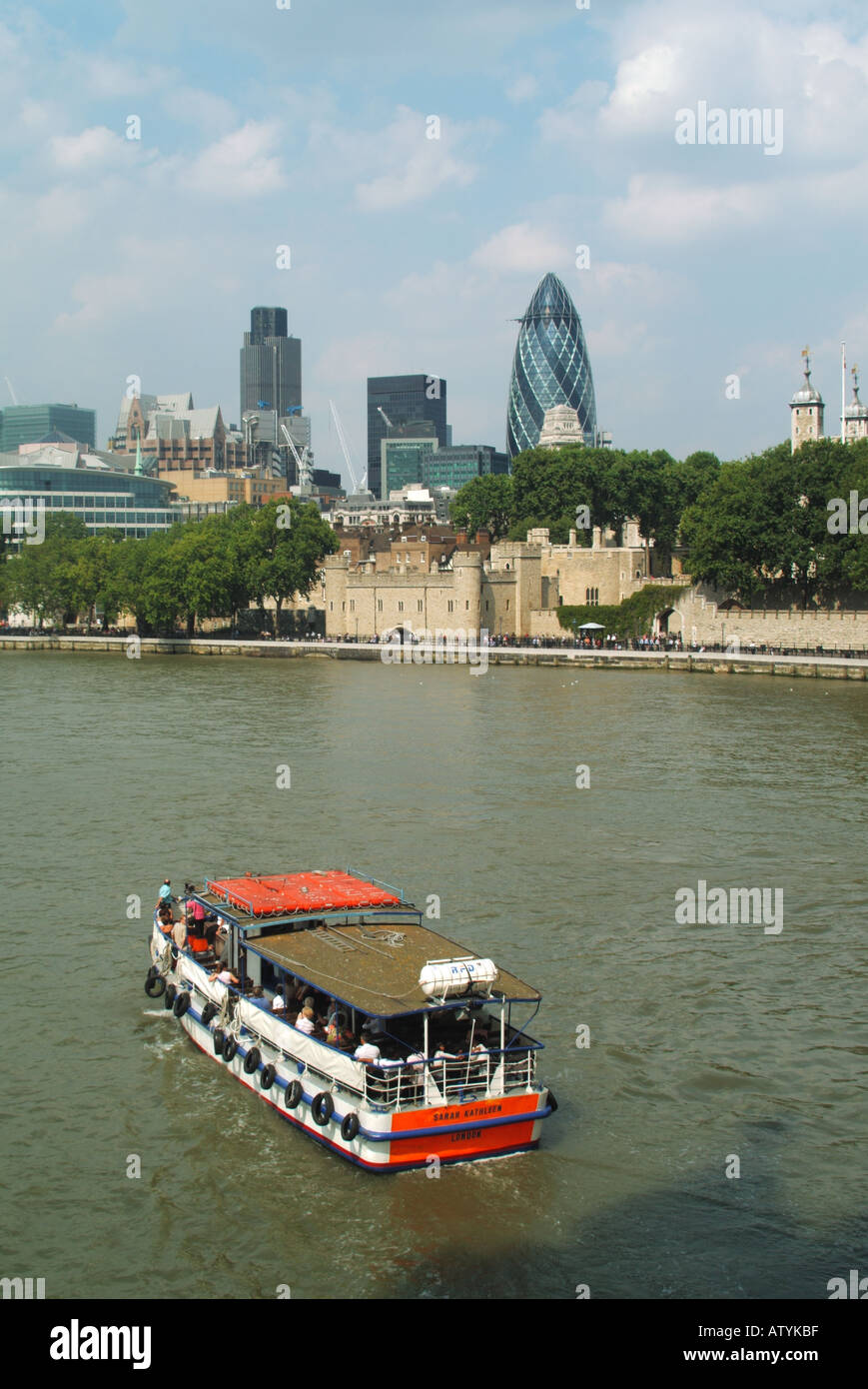 Pool von London City Skyline Tower Of London Nat West-Turm der Swiss Re Gurke mit Ausflugsschiff einschließlich Stockfoto