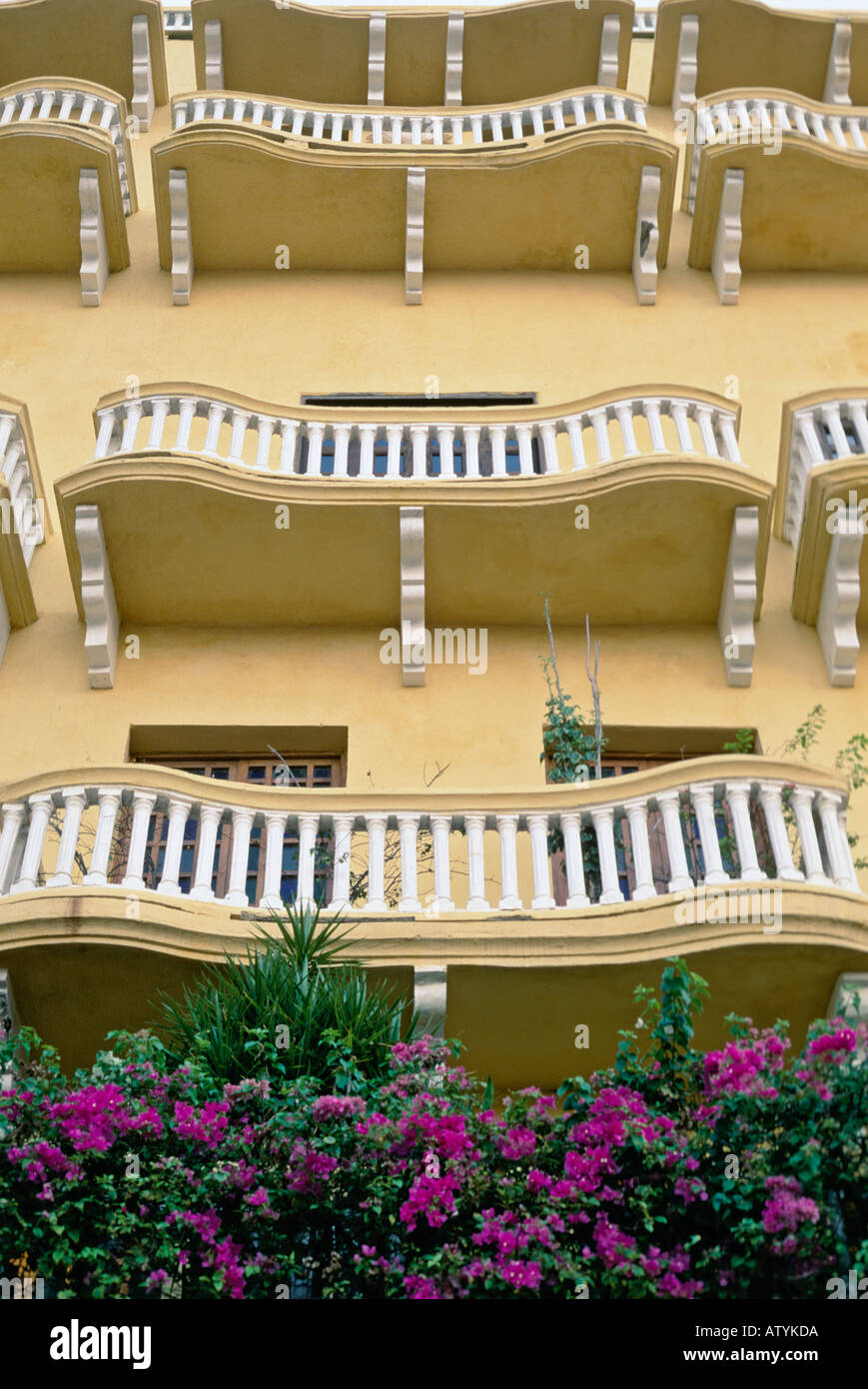 Detail eines Gebäudes mit geschwungenen Balkonen in Altstadt Cartagena Kolumbien Stockfoto