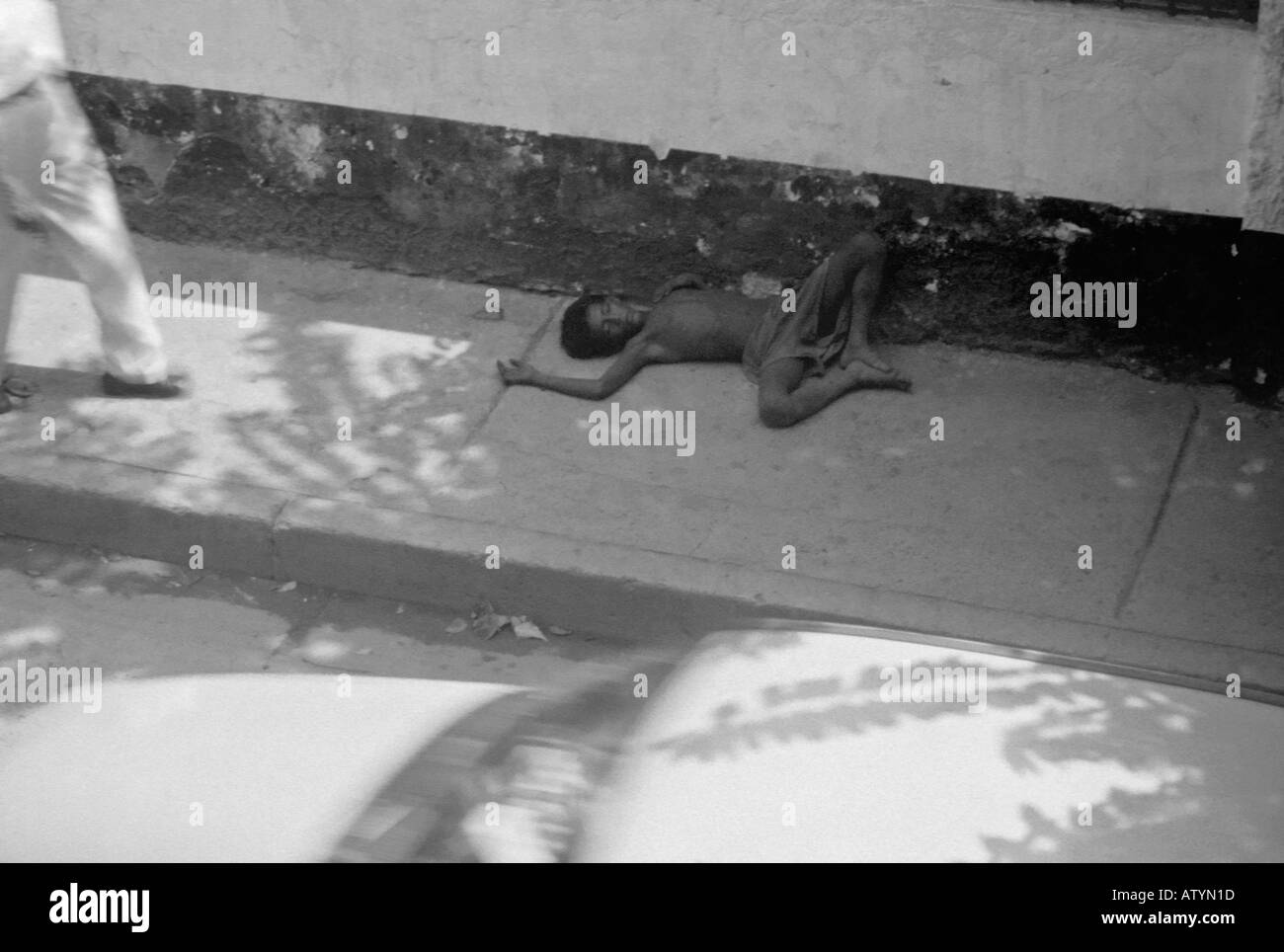 Kind schläft auf dem Bürgersteig in Santa Marta, Kolumbien Stockfoto