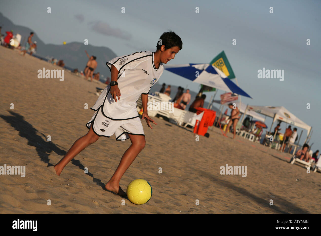 kinder-spielen-fu-ball-auf-die-copacabana-rio-de-janeiro-brasilien