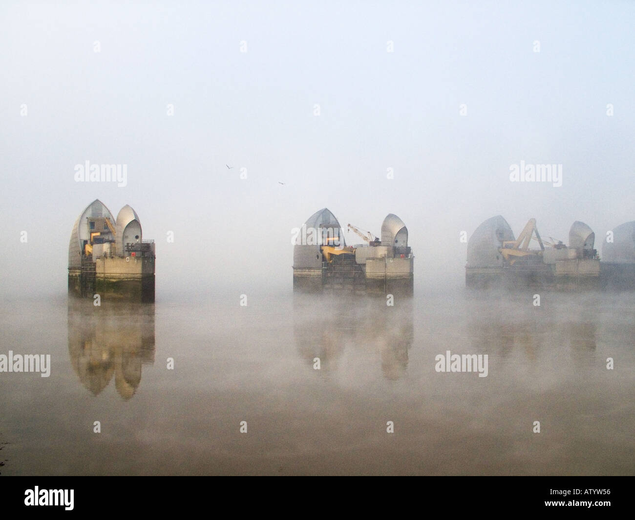 Thames Barrier in den Morgennebel und Nebel Stockfoto