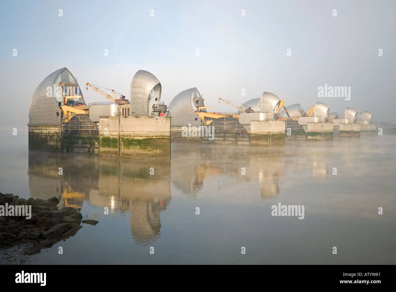 Themse-Sperrwerks in den Morgennebel und Nebel Stockfoto