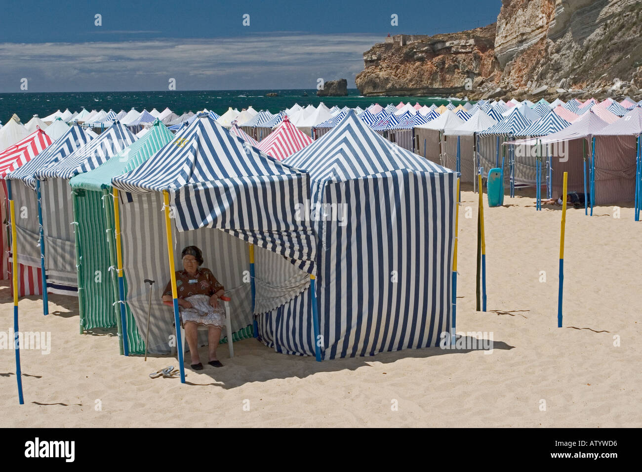 Frau unter Strand Zelt Nazaré Portugal Stockfoto