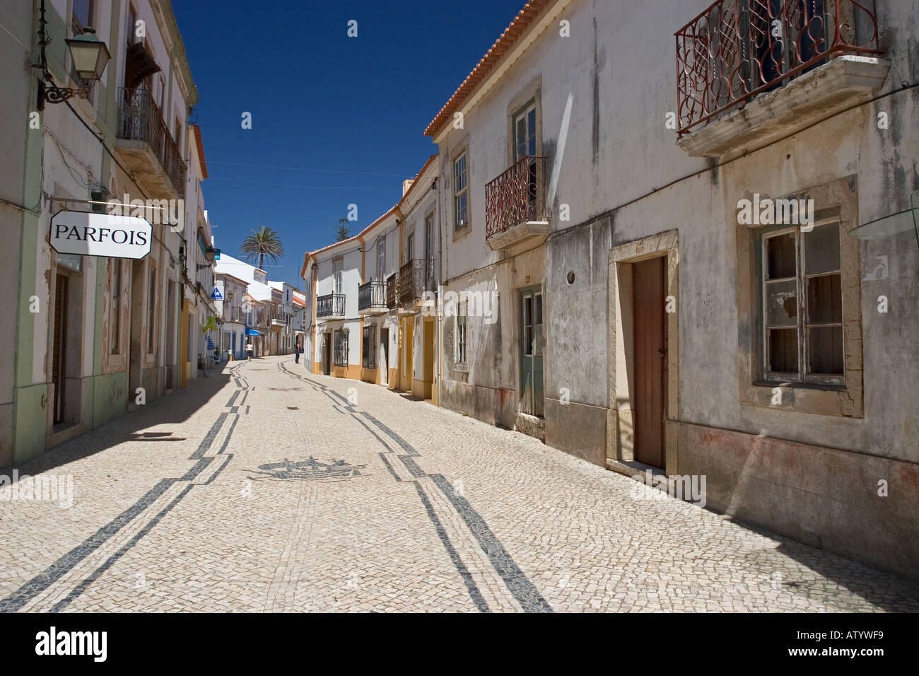 Leeren gepflasterten Straßen von Sines Portugal Stockfoto