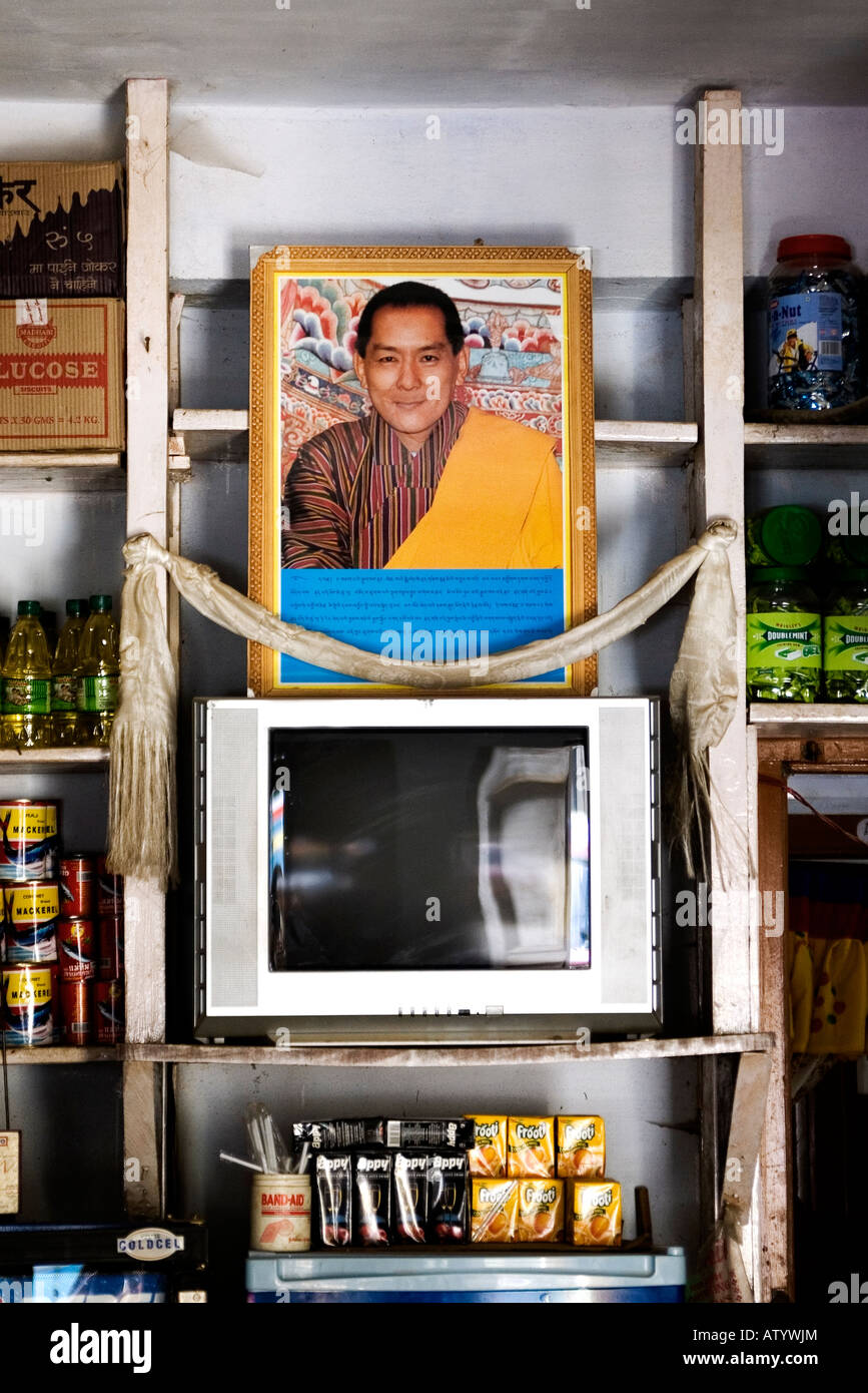 Porträt von seiner Majestät Jigme Singye Wangchuck, König von Bhutan in einem traditionellen Geschäft in Mongar Stockfoto