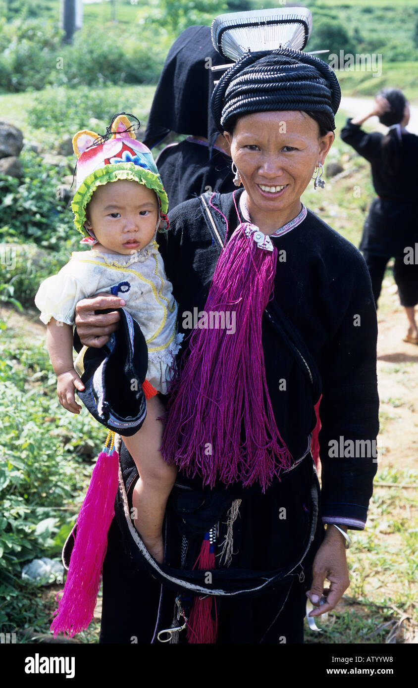 Schwarzen Dao Frau in Tracht und Babymädchen bei Bihn Lu Stockfoto