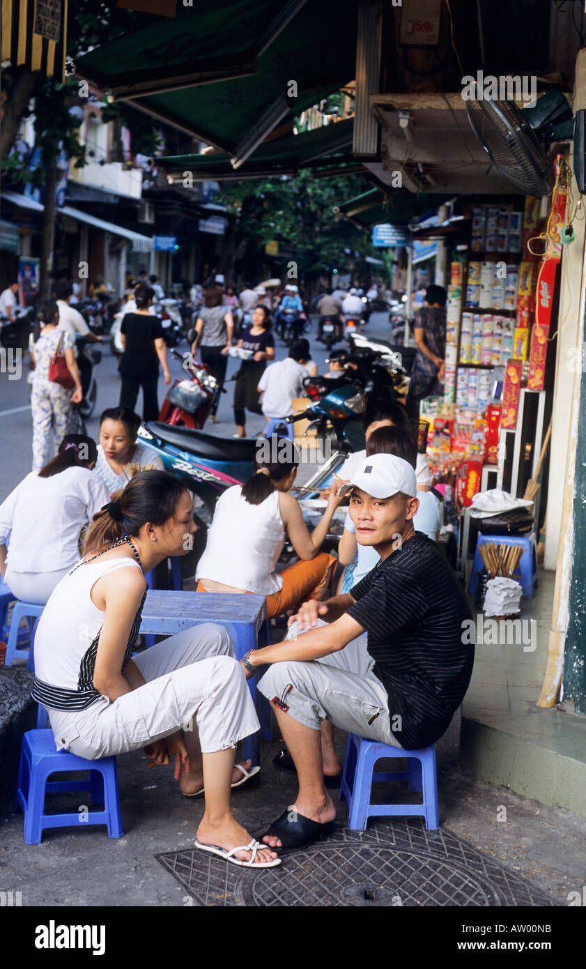 Menschen Essen und trinken in einer Seitenstraße-Café in der Altstadt am Menschen Essen und trinken in einem Hanoi Stockfoto