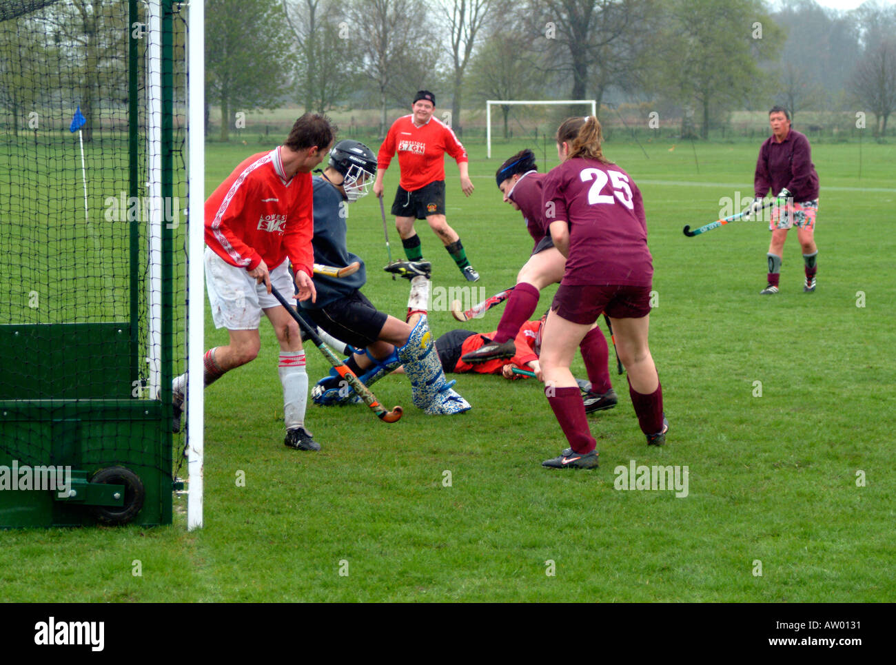 Ziel Mund Gerangel in fangen Sie Hockeyspiel Stockfoto