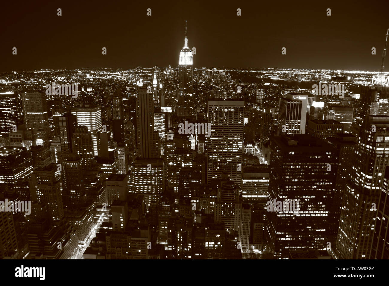 Eine Nachtzeit Blick über Lower Manhattan und das Empire State Building vom Dach des Rockefeller Center in New York. Stockfoto