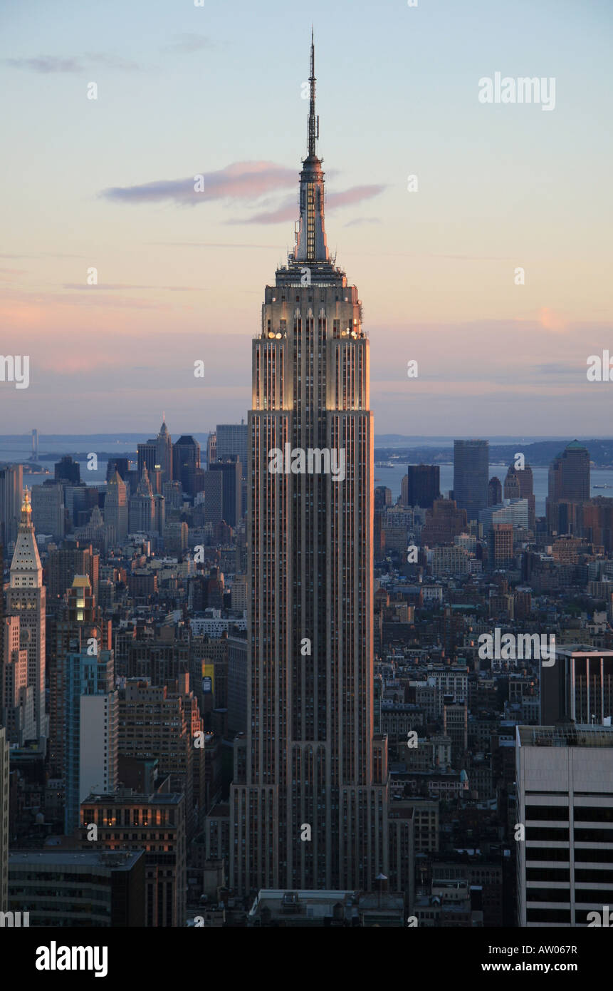 Ein Sonnenuntergang Blick auf das Empire State Building vom Dach des Rockefeller Center in New York. Stockfoto