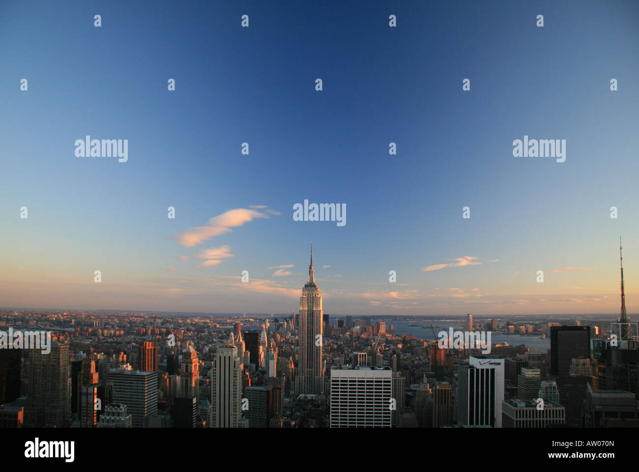 Ein Sonnenuntergang in lower Manhattan und das Empire State Building vom Dach des Rockefeller Center in New York. Stockfoto