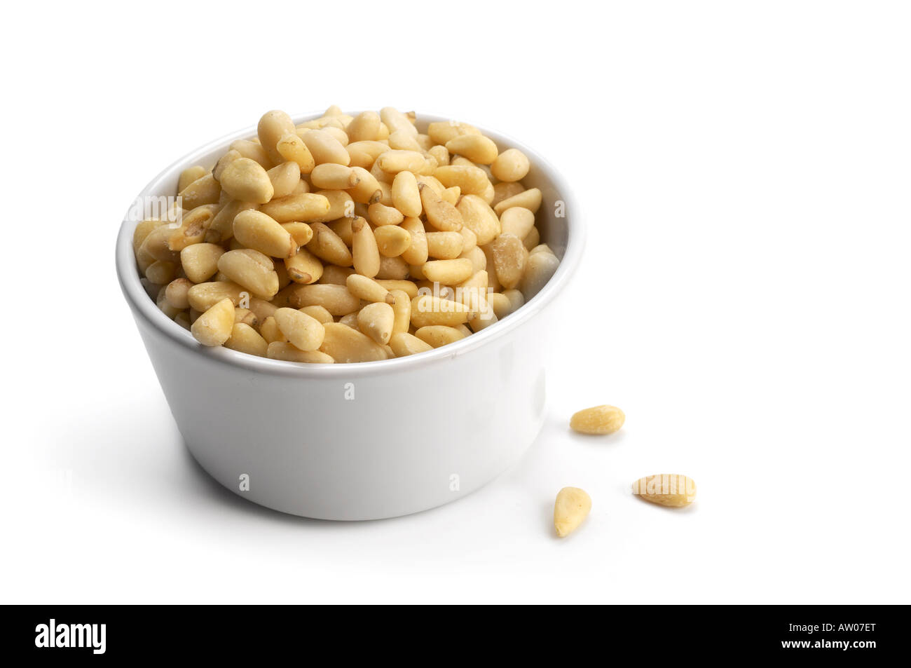 Pinienkerne in Topf auf weißem Hintergrund Stockfoto